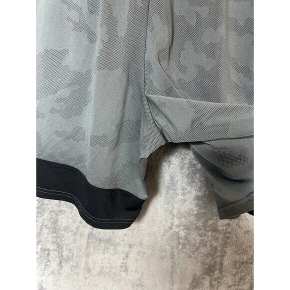 Under Armour Men’s Training Shorts L Gray Camo 8" Inseam Pockets Elastic Waist - Picture 16 of 16